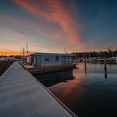 Schwimmendes Ferienhaus "Trinity" Ihr Seahome Auf Der Ostsee พีเนมุนเดอ ภายนอก รูปภาพ