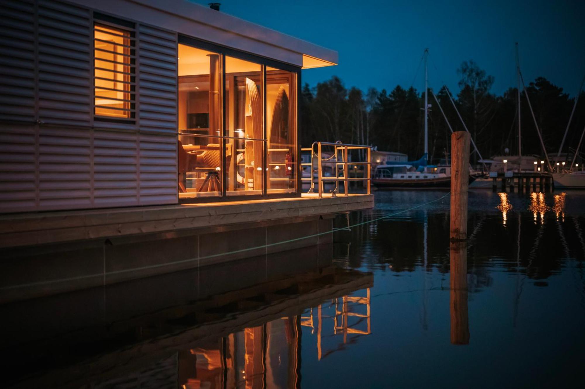 Schwimmendes Ferienhaus "Trinity" Ihr Seahome Auf Der Ostsee พีเนมุนเดอ ภายนอก รูปภาพ