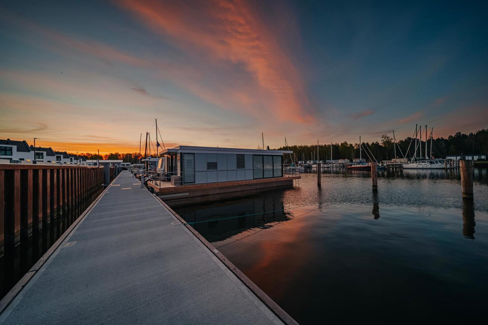 Schwimmendes Ferienhaus "Trinity" Ihr Seahome Auf Der Ostsee พีเนมุนเดอ ภายนอก รูปภาพ